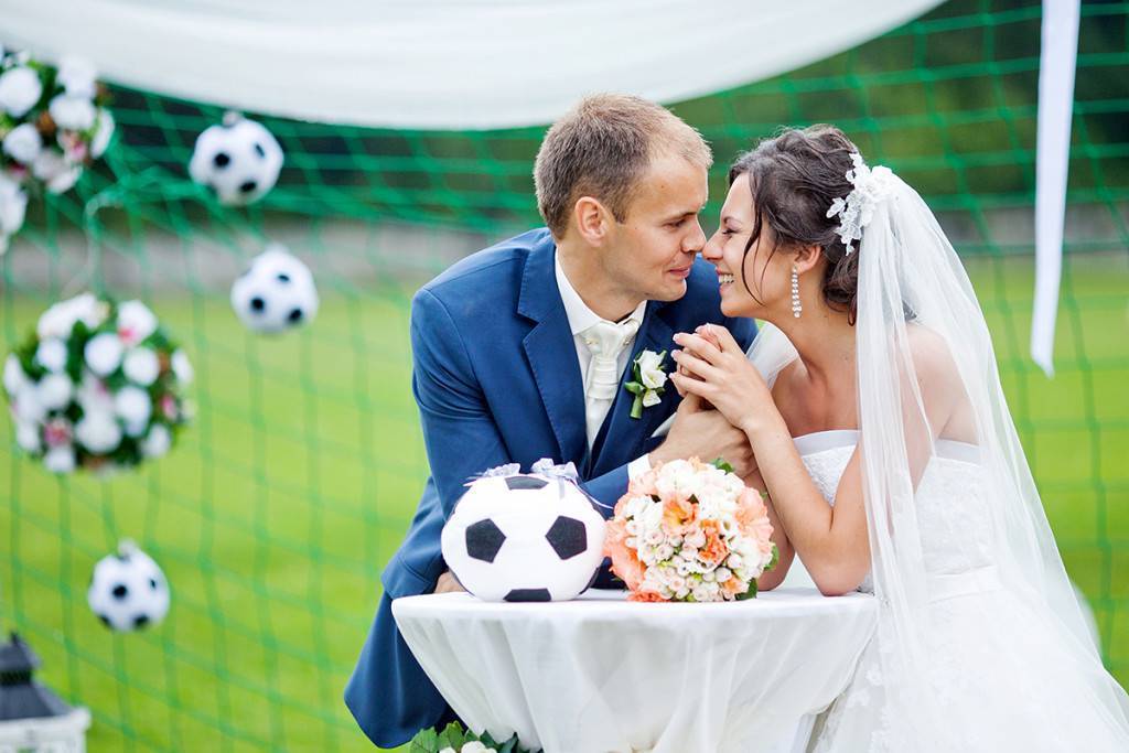 Свадьба в футбольном стиле: образы невесты и жениха, аксессуары и декор в стиле любимой игры