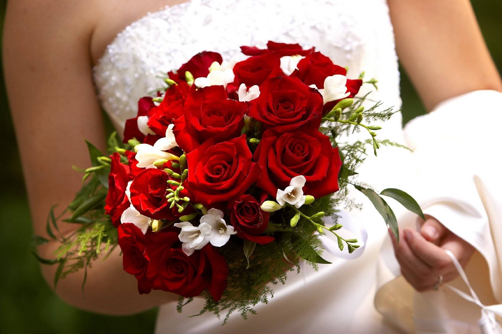 Красно-белая свадьба - оформление зала, платье, букет