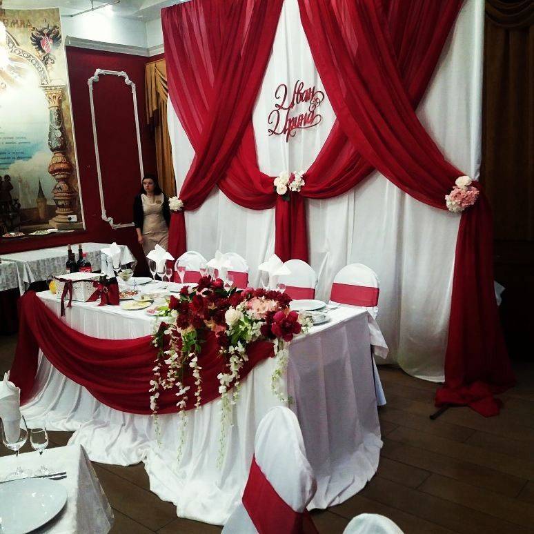 Элегантное украшение зала на свадьбу – бордовый цвет как символ роскоши: фото примеров