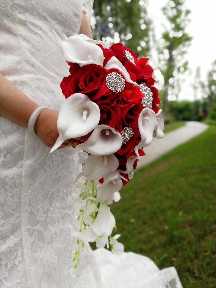 Букет невесты красно-белый: букет в красном стиле
