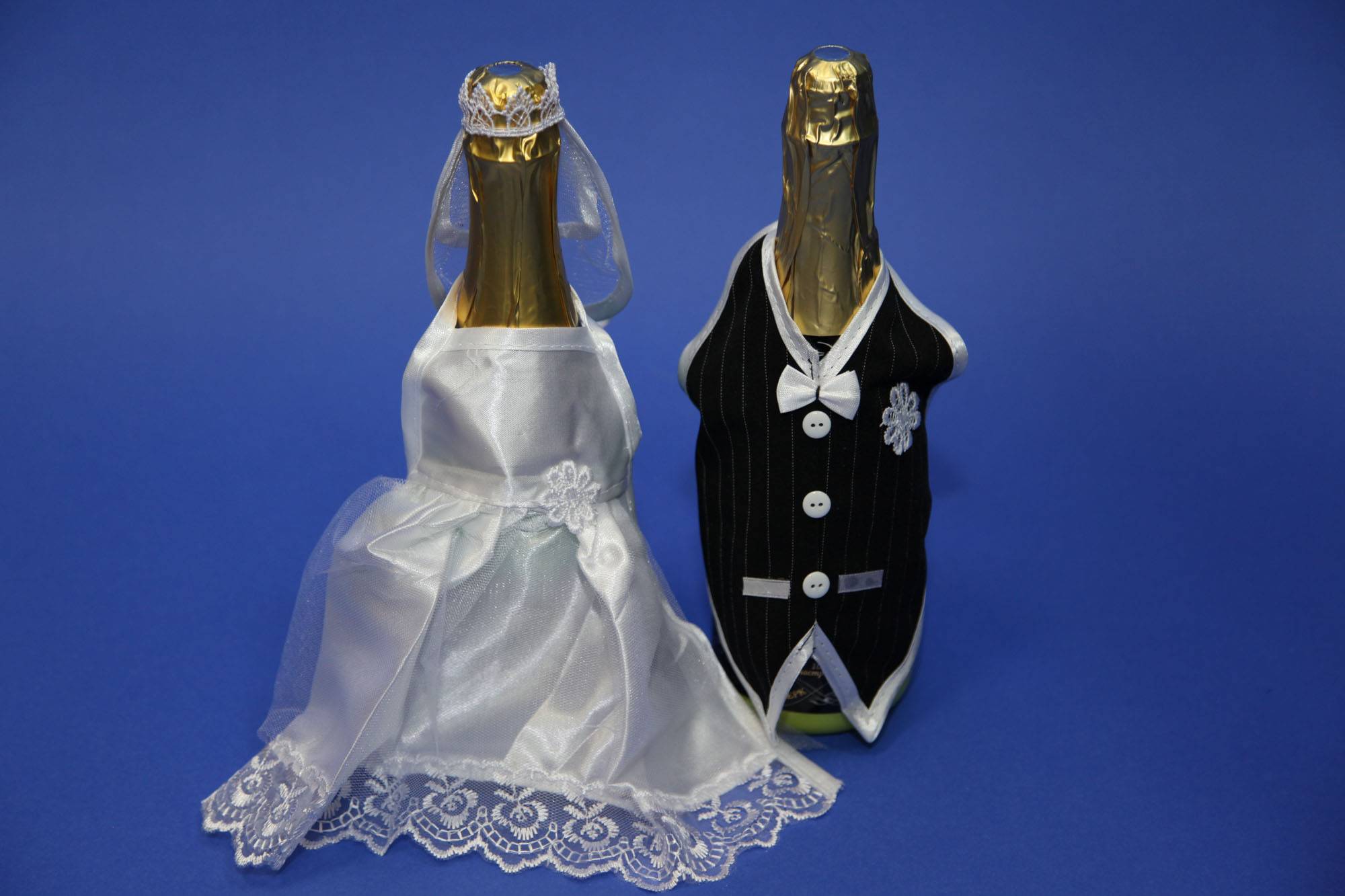 Украшение бутылок на свадьбу. Одежда на шампанское для свадьбы. Одежка для бутылок на свадьбу. Шампанское на свадьбу.