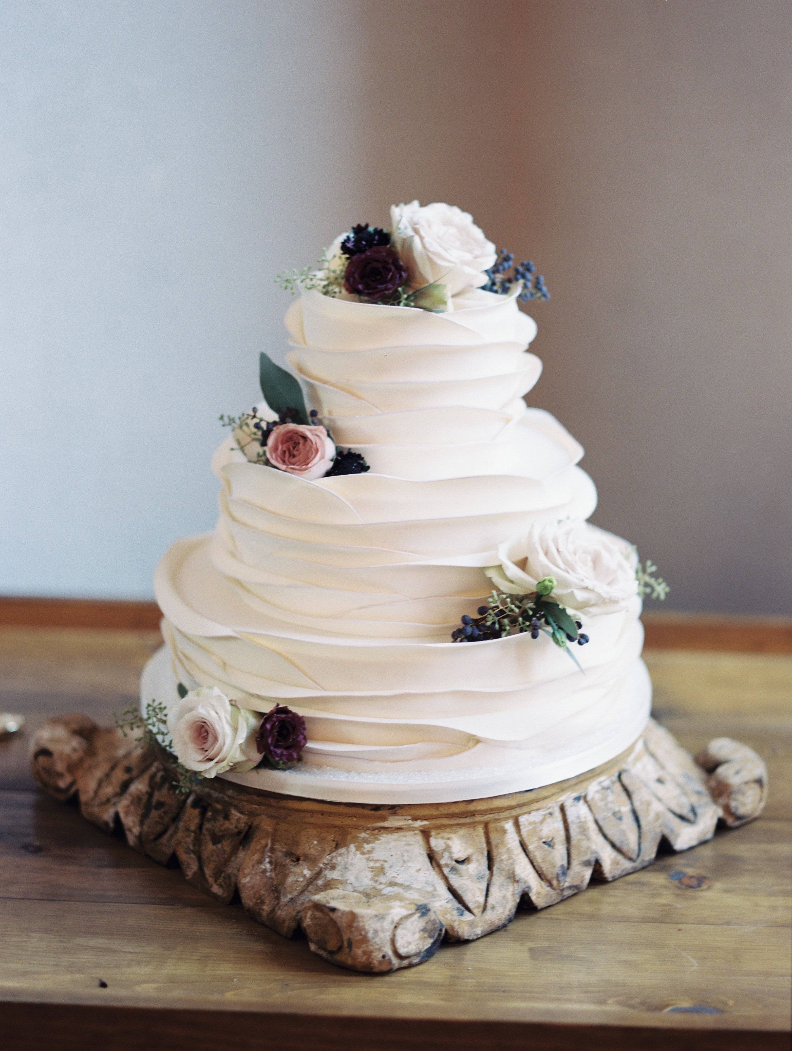 Оригинальные свадебные торты: необычные идеи оформления с фото