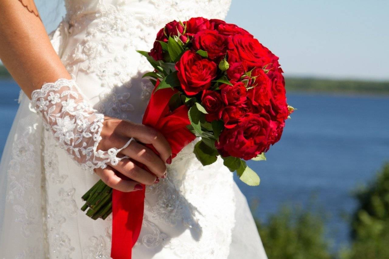 Красно белый букет невесты: варианты сочетаний
