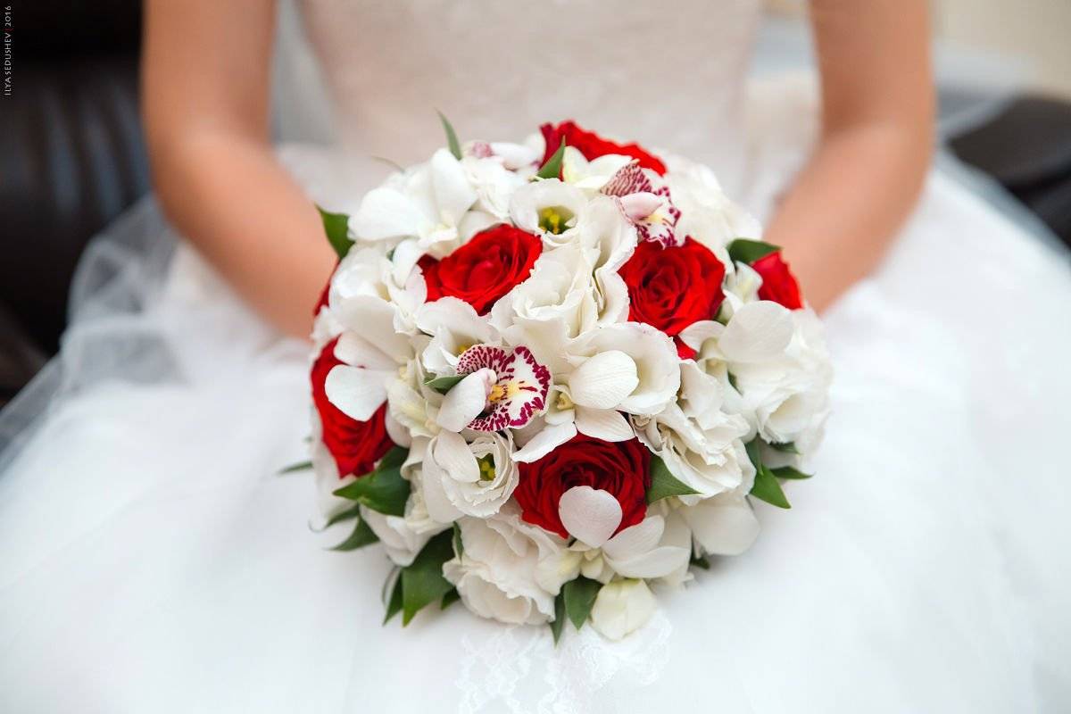 Букет невесты – красно-белый ? цвет моден в [2022] для свадебного фото